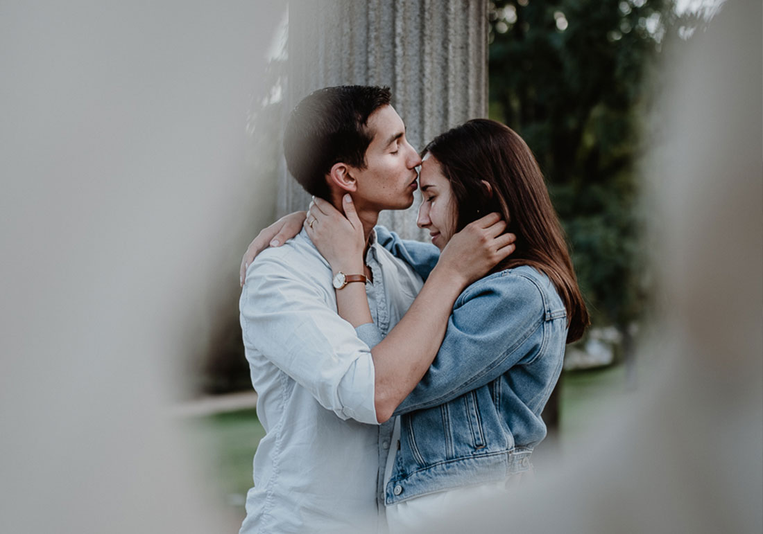 Couple shooting in Madrid’s beautiful Parque El Capricho