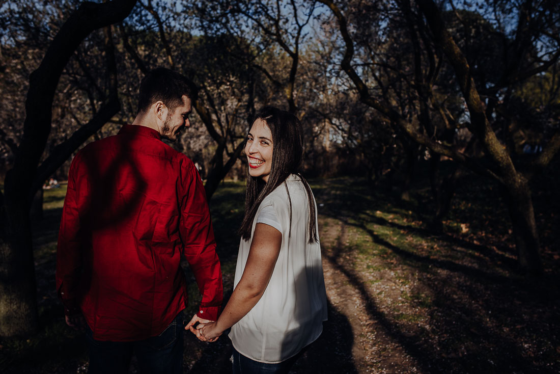 Couple shooting photography in Madrid Park