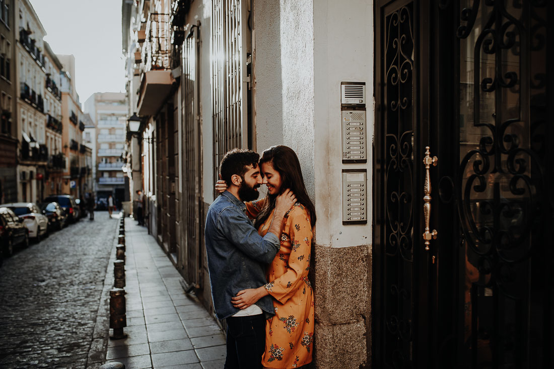 Couple kissing in Madrid, Lavapies