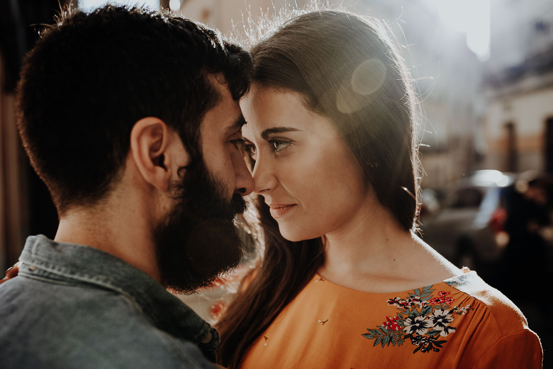 Couple photography in golden light in Madrid